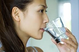 uống đủ nước tránh hôi miệng do viêm họng